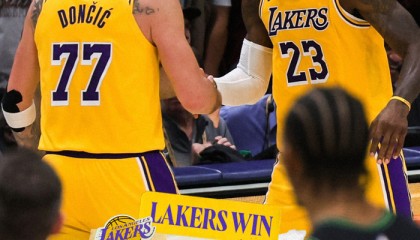 41岁勒布朗又创四历史第一！近三战场均29+8+8 湖媒：永远不该退役|湖人|詹姆斯|场均三双数据|洛杉矶湖人队|勒布朗-詹姆斯_新浪体育_新浪新闻